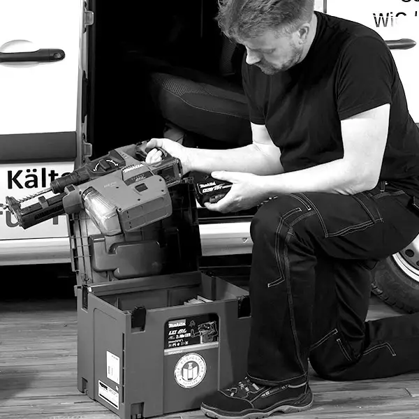 elbmonteure-Service-zeitarbeit-personalvermittlung-heizung-sanitaer-elektro-klima-lueftung-telefon-inner-maschinen-bw-600x600-1-hell elbmonteure-Service-zeitarbeit-personalvermittlung-heizung-sanitaer-elektro-klima-lueftung-telefon-inner-maschinen-bw-600x600-1-hell
